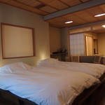藤の間の寝室