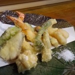 魚屋 けん坊 - 天ぷら盛り合わせ（1800円）・・「天つゆ」はなく、塩で頂くようです。