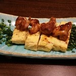 Zenseki Koshitsu Izakaya Ayadori - 鶏チャーシューとだし巻き(580円税別)
                        ※メニュー写真のイメージとは違っていました。