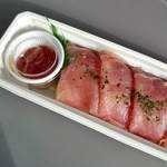 四季彩館 - 肉厚の生ハムに包まれたお寿司がならんでいます。