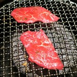 焼肉おくう - 和牛ロースを焼いているところ〔16/2/7撮影〕