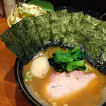 ラーメン 末廣家 - ラーメン中盛、海苔多め、味玉、キャベツ(生)