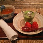 かね吉 一燈庵 - デザートはお茶プリンと苺。かね吉の本業のお茶の存在感が薄くなり、個人的には寂しい限りです(´・ω・`)