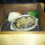 かね吉 一燈庵 - 鮑のせいろ蒸し。地野菜が添えられています。バター、レモン、アルプスの岩塩を好みでつけて頂きます。