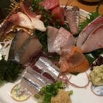 みわ久 - 刺し身盛合せ(サヨリ、サーモン、鰆、シャコ、マグロ、ホッキ貝、カンパチ、金目鯛)