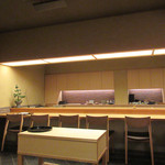 白 - 店内空いた時に。手前にテーブルも(2016.2)