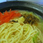 博多ラーメン　一花 - 紅生姜と激辛辛子高菜投入！