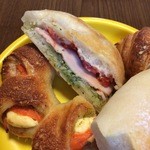 ジャンヌダルク フィスエペール - イタリアンパニーニ￥３００、サーモンバジルフロマージュ￥２６０、アンチョビクロワッサン￥１６０、ガーリックフランス￥１８０