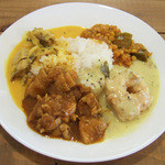 ヴェヌス サウス インディアン ダイニング - ランチビュッフェ(1000円) この日はガーリックチキン、アレッピーフィッシュカリー、ビンディチャナダルマサラ(オクラと豆のカリー)、ワダモールコロンブ(豆のスナック入りヨーグルトカリー)