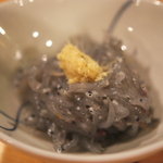 お通しの生しらす