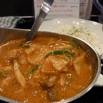 カルダモン． - 赤唐辛子のタイ風レッドカレー（海老、竹の子、シメジ、ピーマン）