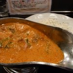 カルダモン． - 赤唐辛子のタイ風レッドカレー（砂ズリ、竹の子、シメジ、ピーマン）