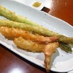 日本酒酒場立呑み 仁 - てんぷら　アスパラ・エビ
