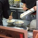 大砲ラーメン - 手際いい作業