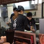 大砲ラーメン - 分業であっと言う間に