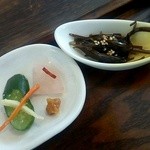 円山惣菜 - 昆布の甘辛い佃煮と　　　　お漬物達（にんにくみそ、ピリカラ沢庵、キュウリ）