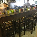おにやんま 東品川店 - カウンター席にも椅子がります