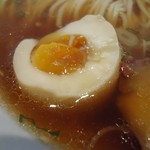 支那ソバ 小むろ - かじった味付け玉子。