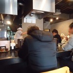 支那ソバ 小むろ - L字カウンターとテーブル席が4卓くらい。