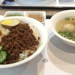 I-Mei Dim Sum - スープもついた魯肉飯！