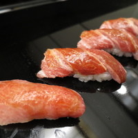 銀座 久兵衛 銀座本店 - マグロをこの角度から撮影してはじけて混ざれッ！