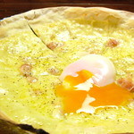 Ichigoya - 半熟卵と手作りホワイトソースの組み合わせに、パルメザンチーズをトッピングしたカルボナーラ風ピザ「ピザ・デ・ナーラ」。