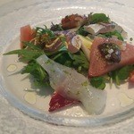 前菜は旬魚のサラダ。寒鮃など、小田原漁港で水揚げされた魚介にハーブ野菜。
