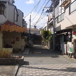 ジュン - 馬肉料理店さんとお好み焼き屋さんお間の道を入る