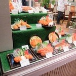 味神戸 - 入口横のショーケース