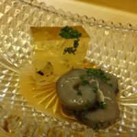 倉満 - ◆茶ブリ海鼠とフグの煮凝り。・・ご主人曰く『大村湾の青海鼠が一番美味しい』とか。
                  そのお言葉通り柔らかくとても美味しい海鼠でした。