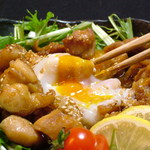 h Ichigoya - 温泉卵と自家製ガーリックソースの相性は最高！「若鶏ガーリック炒め」。