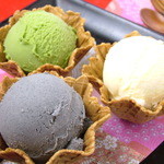h Ichigoya - 「ワッフルカップアイス」はバニラ、抹茶、黒ごまの各３種。