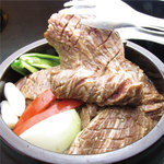 Yakiniku Kourai Ga-Den - この壺に入ってるのは… 4日間タレに漬け込んだお肉ーーー！！ 20年以上前から伝わる秘伝ダレ。食べるとなぜかノスタルジーを感じる、いくらでも食べれてしまうお肉です。 多くのお客様がこのお肉の虜になっていて、20年前に韓国の料理人に頼み込んで教えてもらった甲斐があったなぁと。笑 この名物のお肉『高麗ハラミ』、良かったら食べてみてね。