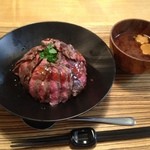 佰食屋 - ステーキ丼、みそ汁