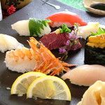 h Ichigoya - 旬の地魚を使った「おまかせ寿司盛り合わせ」。専用の御釜で炊くこだわりのシャリで、新鮮なネタをお届けします。