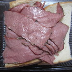 アメリカン - パストラミビーフサンド　残りはお持ち帰り…