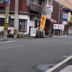 圭順 - 直ぐ側の角のお店に、ラーメンの幟が・・。