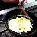 和っ家 - (2016年2月追加分)大将が豚平焼を作っているところです(笑)