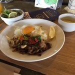 屋台屋いんごち - ガパオライス
            
            スパイシーでしたがおいしく頂きました (*´ڡ`●)
            
            パスポートランチでお得に！
            