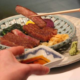 Enjoy Steak with carefully selected salt, wasabi, and soy sauce.