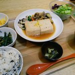 おぼんdeごはん - おぼんの定食 -お野菜とお豆腐の定食- 島豆腐と野菜の柚子すき煮 ¥1,188
