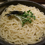 和風つけ麺 轍 - 麺。太いが縮れていない。300グラムある