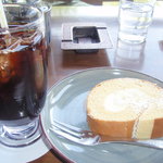 五十鈴川カフェ - 和三盆ロールケーキとアイスコーヒー