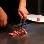 グリル ロア - あざやかな手さばきで調理されるステーキ