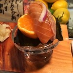 弘寿司 - みかんの上にサーモン！
