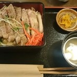Hanchika - ステーキ重、味噌汁、漬物