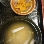 Hanchika - 味噌汁と漬物