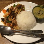 タイ料理 スワンナプームタイ - 鶏肉と野菜の生姜炒めとミニグリーンカレーとジャスミンライス