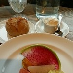 トラットリア タンタボッカ - 桜チップ燻製のホイップバターと自家製パン、バー二ャカウダ