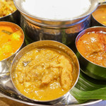 シリ バラジ - 左からフィッシュ、チキン、マトンカレー。